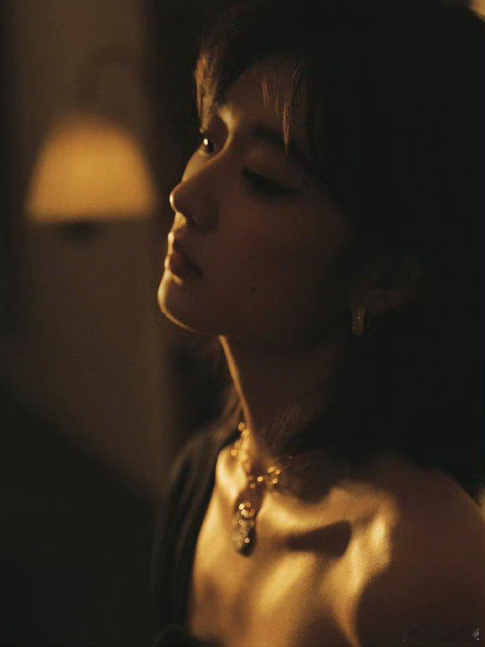 孙千 镜子里的下颌线孙千镜中的下颌线，棱角分明又透着软乎劲儿，这独特线条太绝。侧