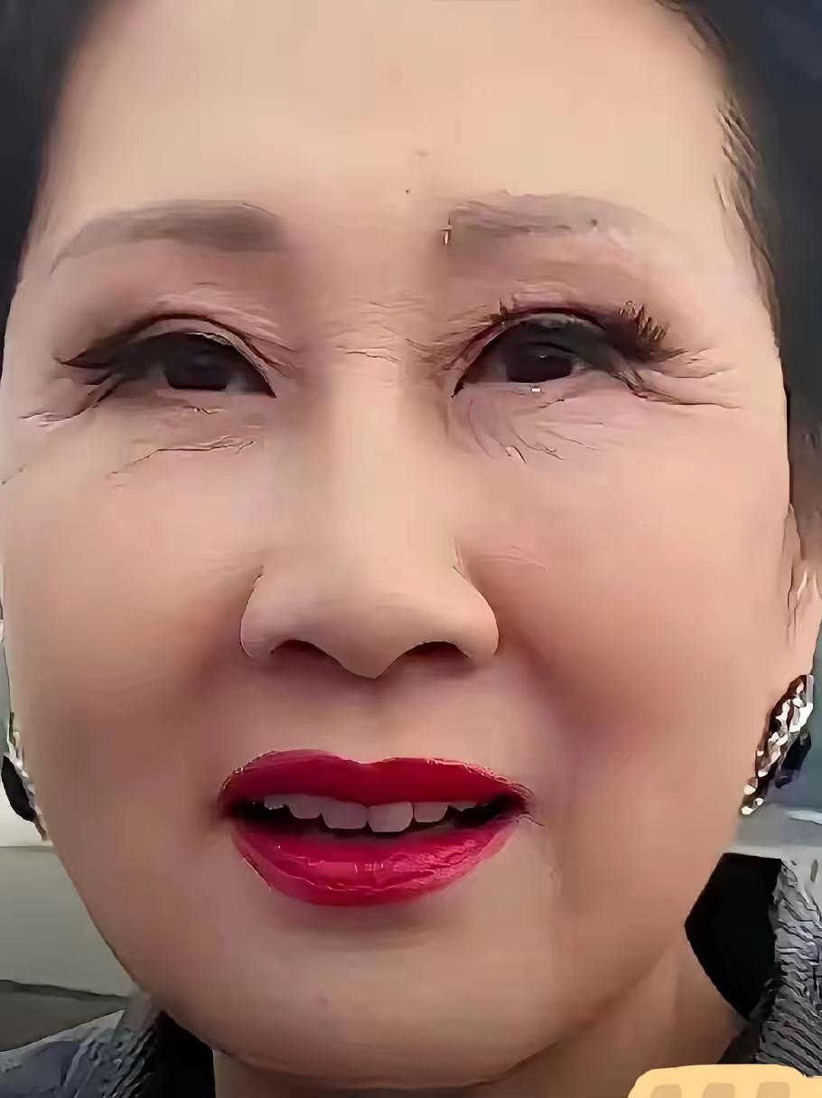 张凯丽妆容引发全网争议，浓妆真的适合中老年吗？

张凯丽最新出镜造型引发不少网友