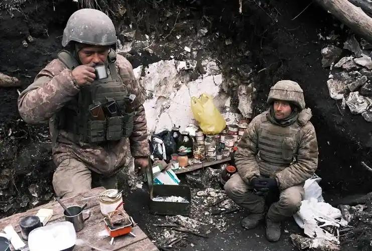 耗了4年家底空了，俄乌征兵无下限，绿卡绑兵役，60岁老人上战场
 
俄乌冲突已持