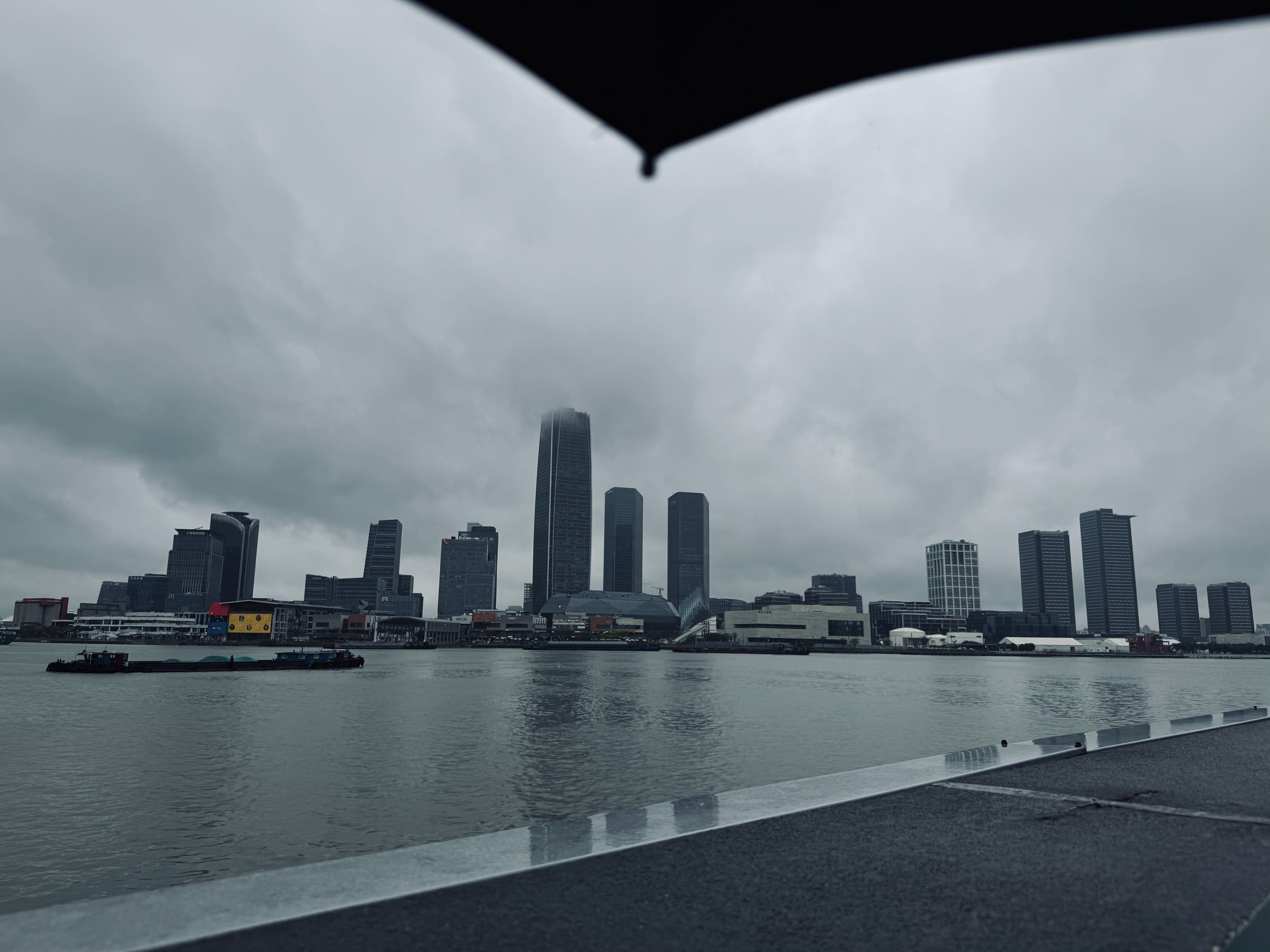 每次送儿子游泳，都能在江边站一会。下雨也挺好的，能一个人站很久。对中年i人来说，