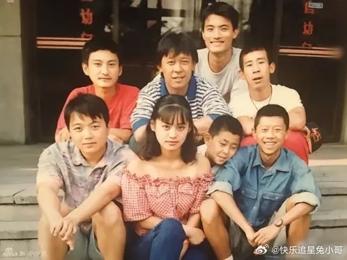刘晓庆与第二任丈夫陈国军外出走穴演出时的一张留影，周围挤满了群众，当年走穴收入颇