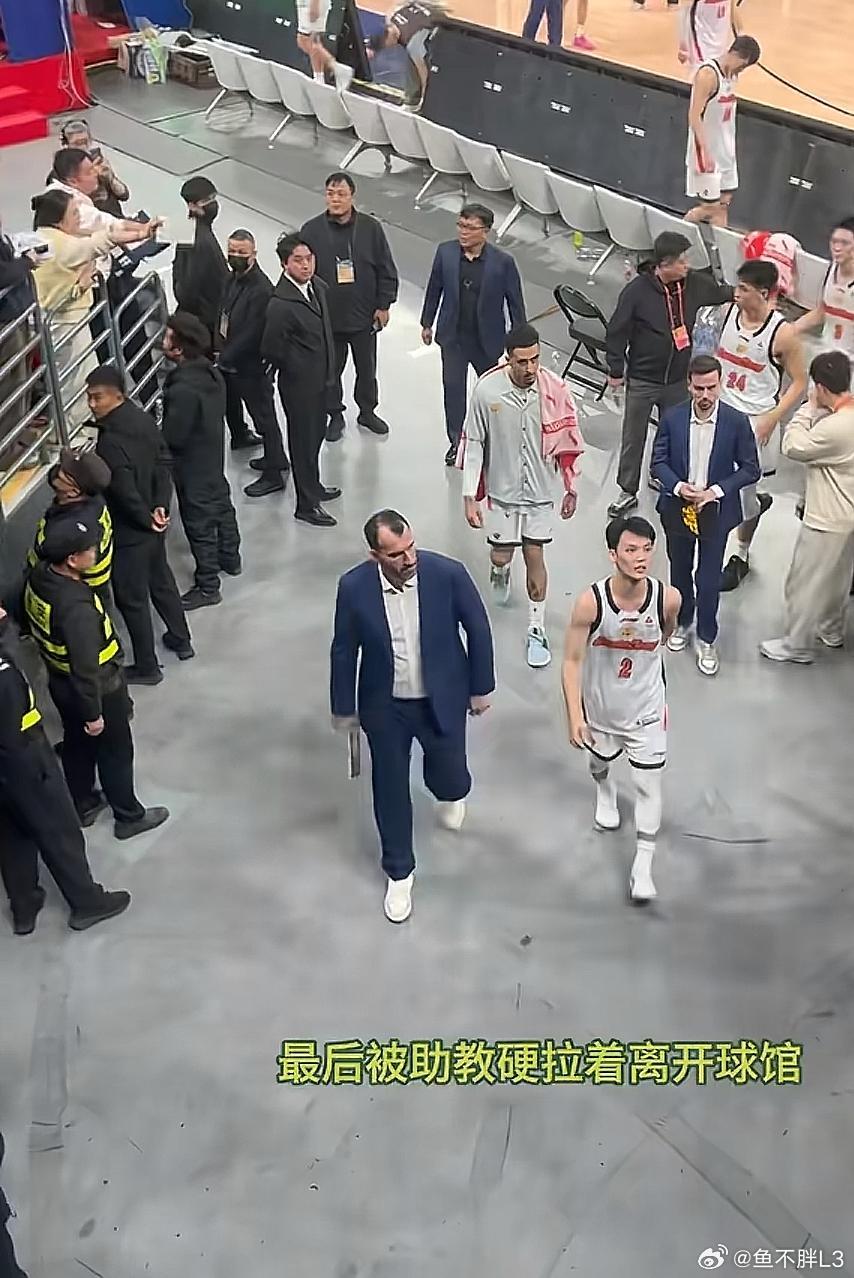 老祖宗的话还是有道理，做人留一线，日后好相见。上赛季季后赛非要对着人上海队和球迷