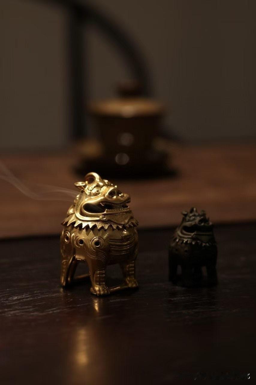 黄杨木髹金甪端香炉｜一炉青烟，慢享案头清欢✨

忙碌日常里，总需要一件小器物，给