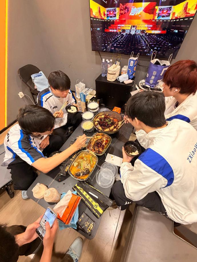 不许质疑烤匠含金量！PEL男主们围坐干饭，大屏幕赛事直播，热血番照进现实。202