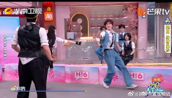 丁程鑫把游戏玩成体能训练丁程鑫这该死的胜负欲你好星期六丁程鑫在游戏里拼到力竭，胜