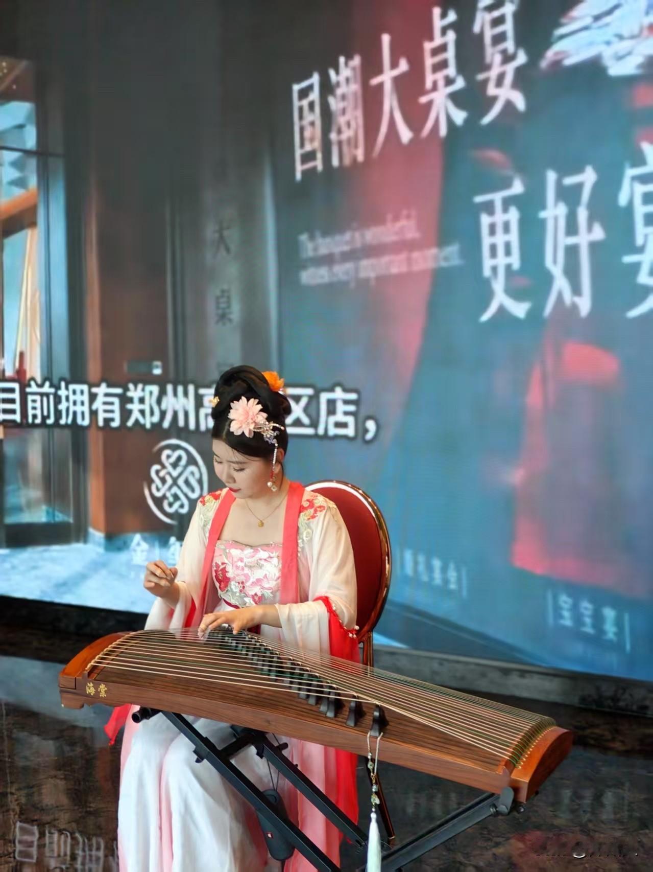 就在高铁东站旁边！
步行10分钟就能到的豫菜新地标金玺棠·河南菜！
宴会厅从面积