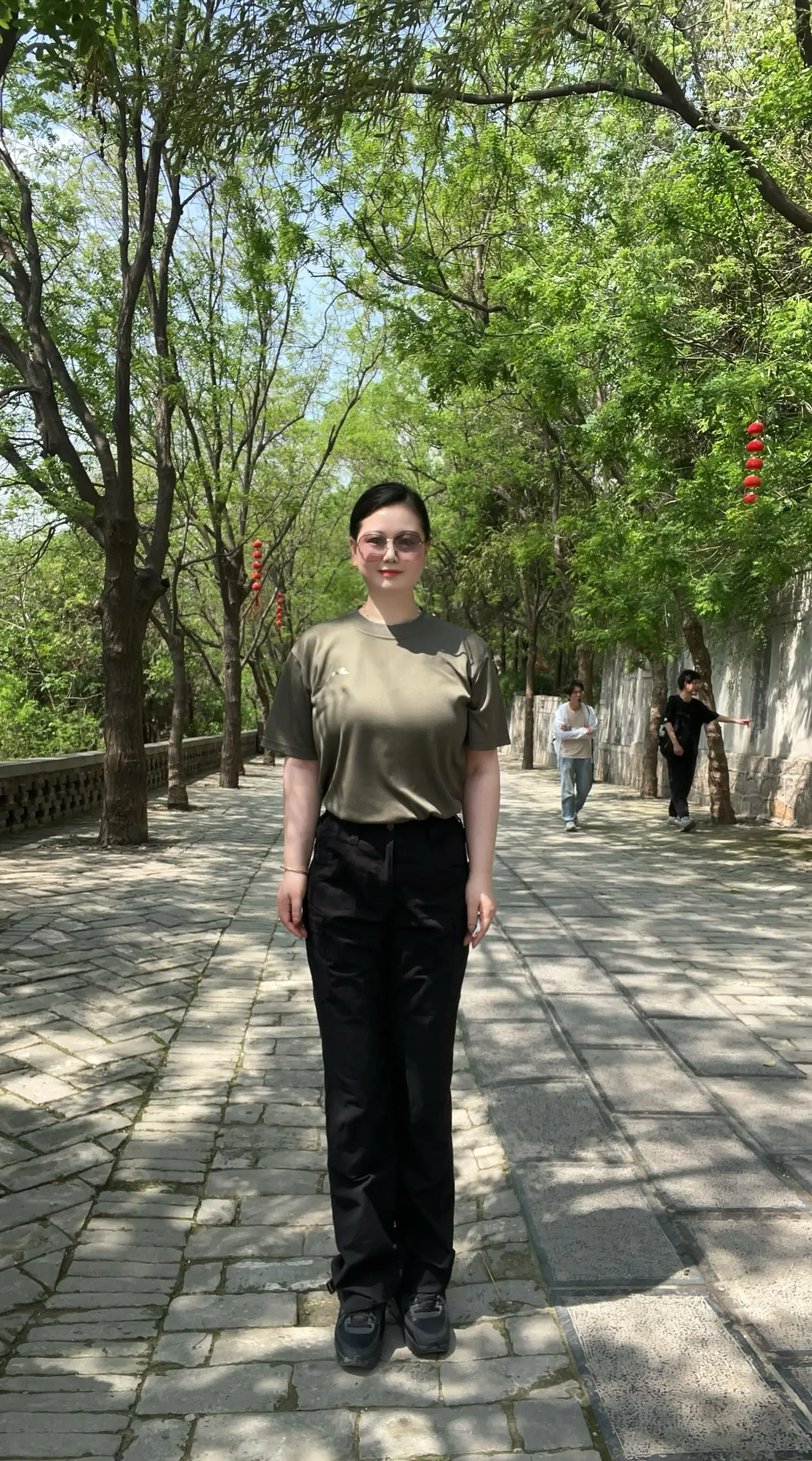 人到中年，我们该明白：人间这一趟旅程，翻山越岭，无论路途多么艰辛，只为...