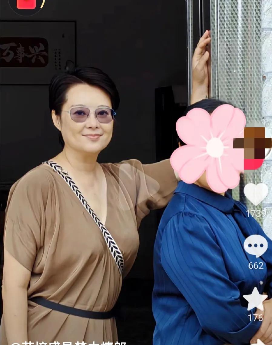 这就是正常的衰老啊，终于见到一个正常老去的明星了，没有医美痕迹，面部也没有僵硬馒