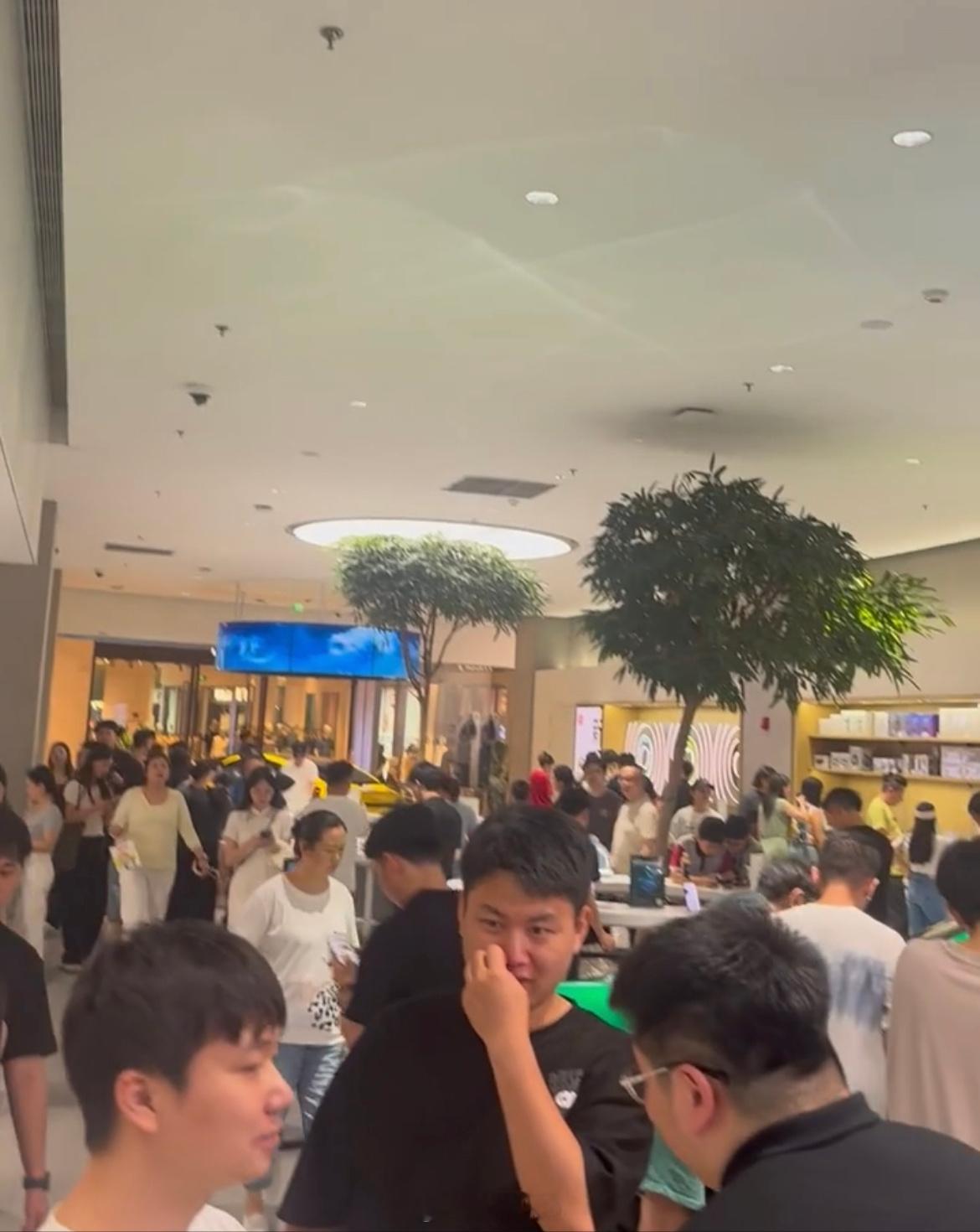 找了几张图，大家能想象到这是昨天小米YU7发布之后，线下去体看车的场景吗？这个流