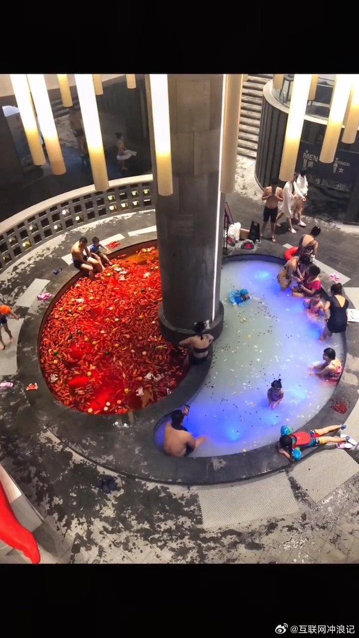 哈尔滨这口能泡的“鸳鸯火锅”可太会整活了，直接把全网的目光都吸了过去。直径十几米