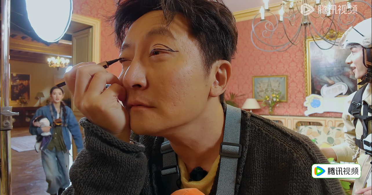 郭京飞的眼线有自己的存在感郭京飞的烟熏妆有自己的想法哈哈哈郭京飞一笔两根眼线开创
