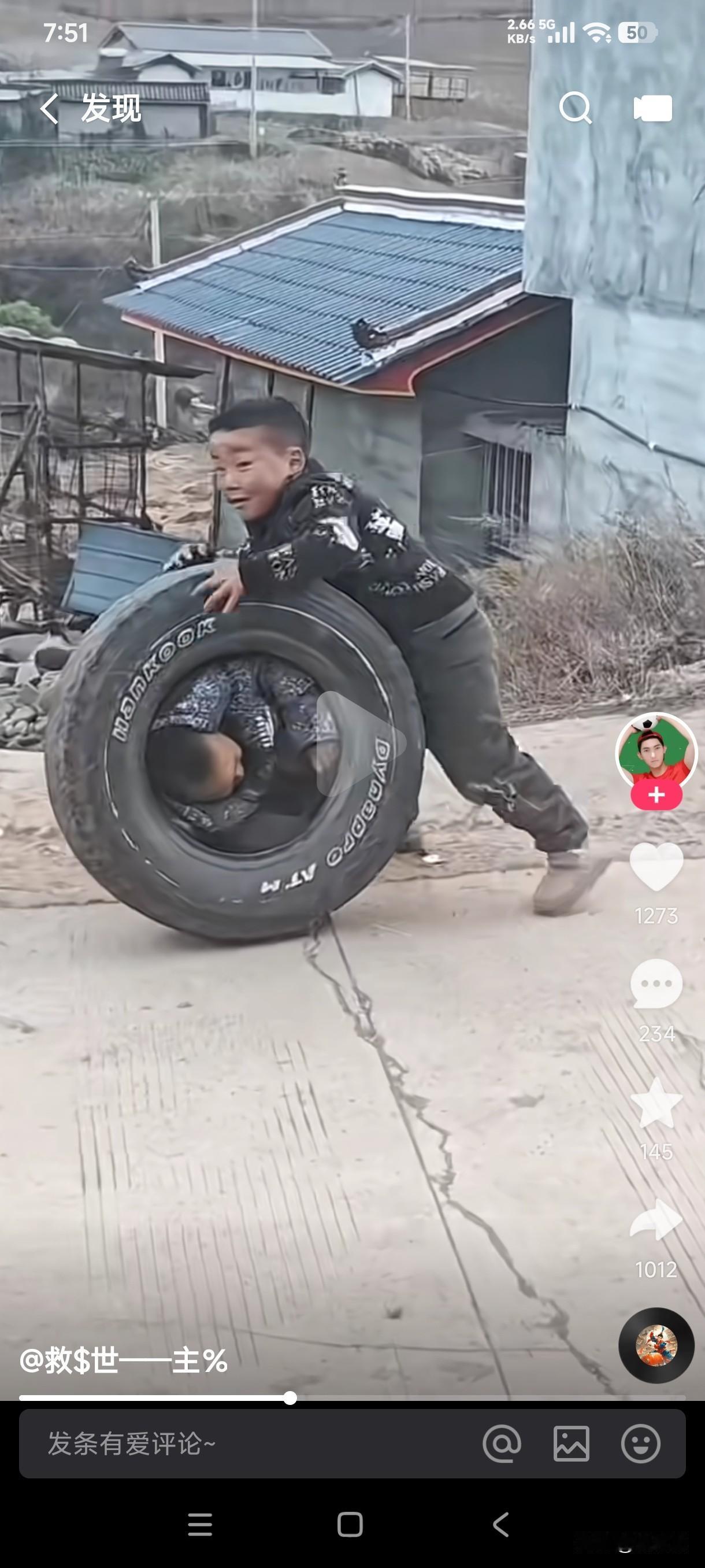 这样的老款小孩现在真是少见，这样的玩法在我们80后和90后那时候是最常见的玩法了