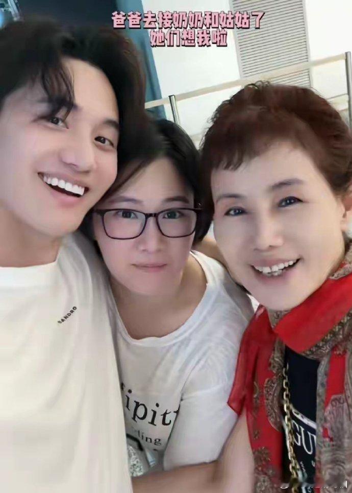张檬韩国婆婆来看孙子张檬婆婆带着金饰和爱心信从韩国飞来宠孙！好幸福的一家人～4个