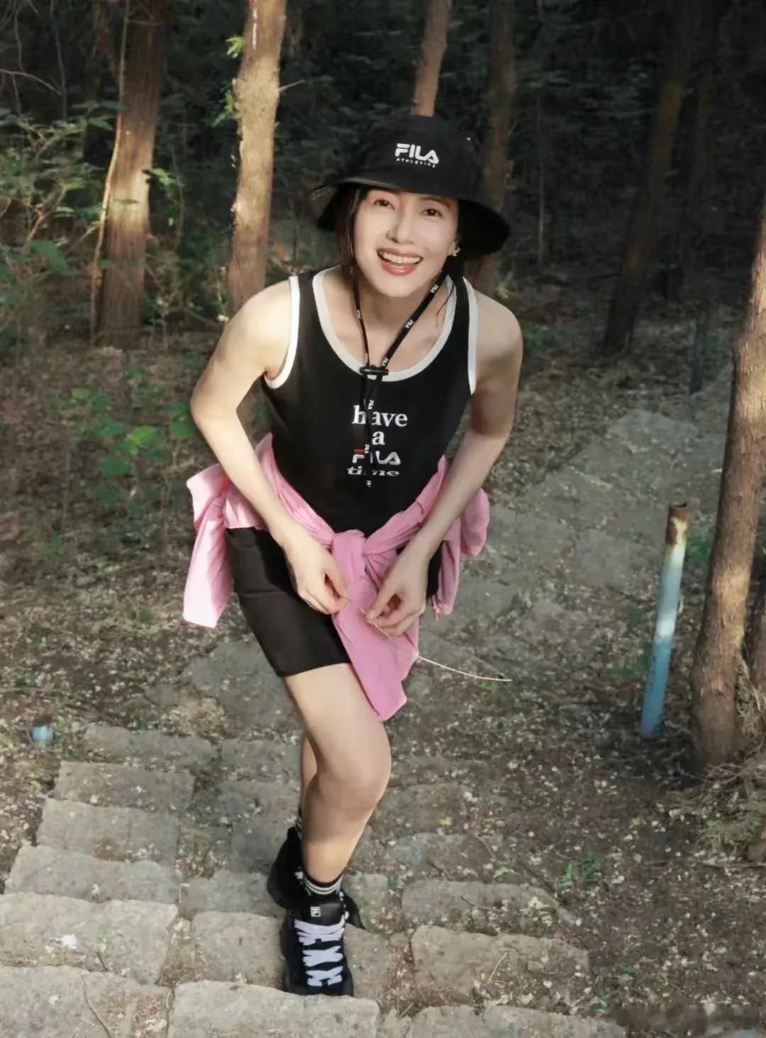 高圆圆骑自行车接女儿，这才是真的生活态度，首次晒出女儿正脸，颜值有点高啊，这是坦