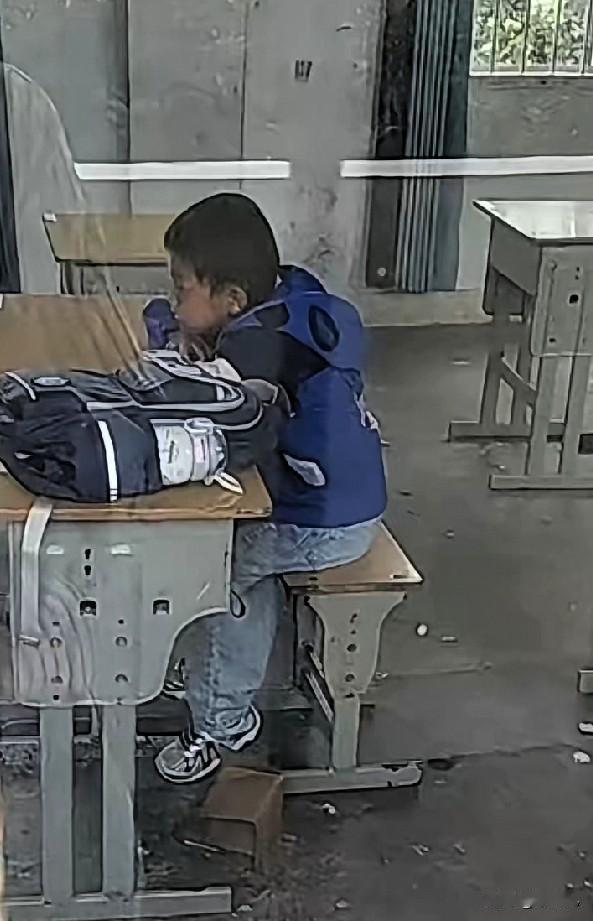 九月份开学，
家长拍摄的一张照片冲上了热搜，
全年级仅招了一个学生。
这事儿发生