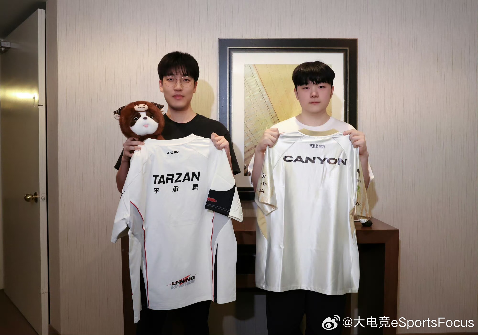Tarzan和Canyon交换队服啦[点赞]英雄联盟s16tarzan和cany