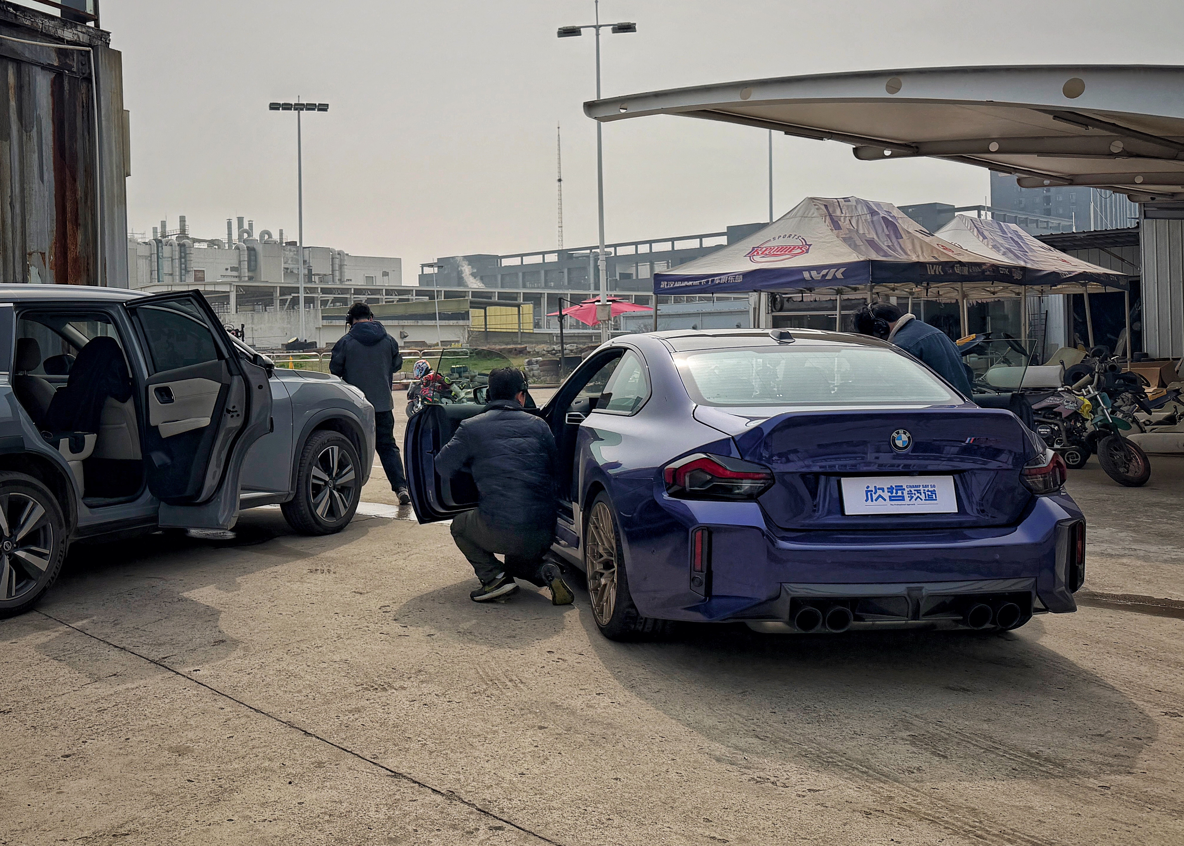 今天拍摄我睡过头了，晚点一小时到达片场。平时我都是严格要求团队准点，而我自己却迟