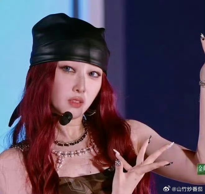 蒋梦婕女团造型蒋梦婕女团造型还挺酷的嘞，谁懂这样的风格真的会给人眼前一亮，感觉下