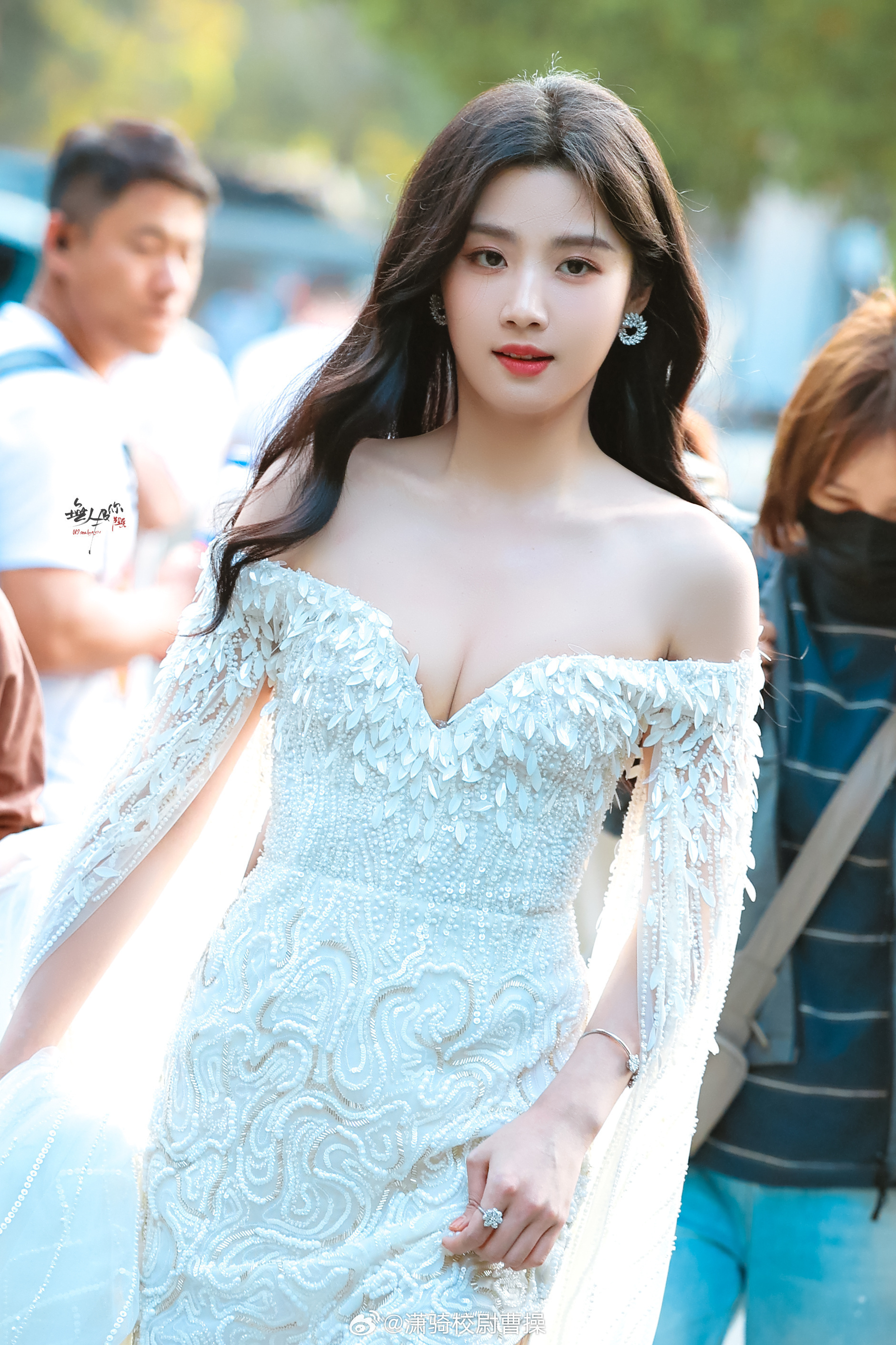 卢昱晓穿上婚纱简直在发光，这个造型我给满分[女孩儿]卢昱晓拍照审美 ​​​