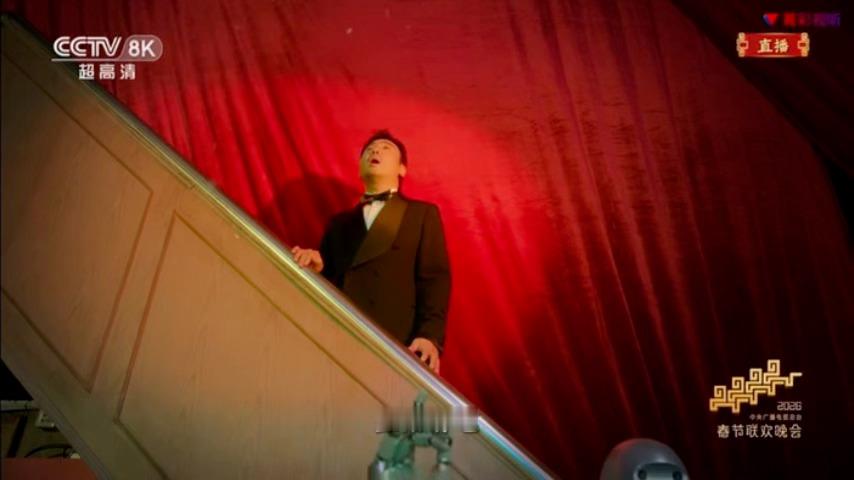 春晚段子大考春晚沈腾马丽 给机器人打广告沈腾马丽微电影 好多的人啊.jpg 但真
