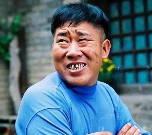 杜旭东说自己是学戏曲出身的，可是并不会唱戏，只会翻跟头。一个偶然的机会被电影导演