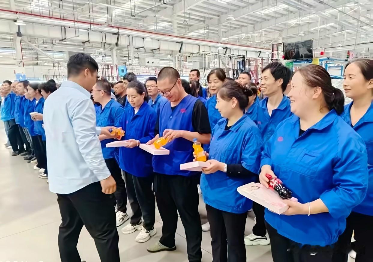 快到中秋节了，
厂里给大家伙发中秋礼品了，
大家都很开心，脸上洋溢着喜悦！