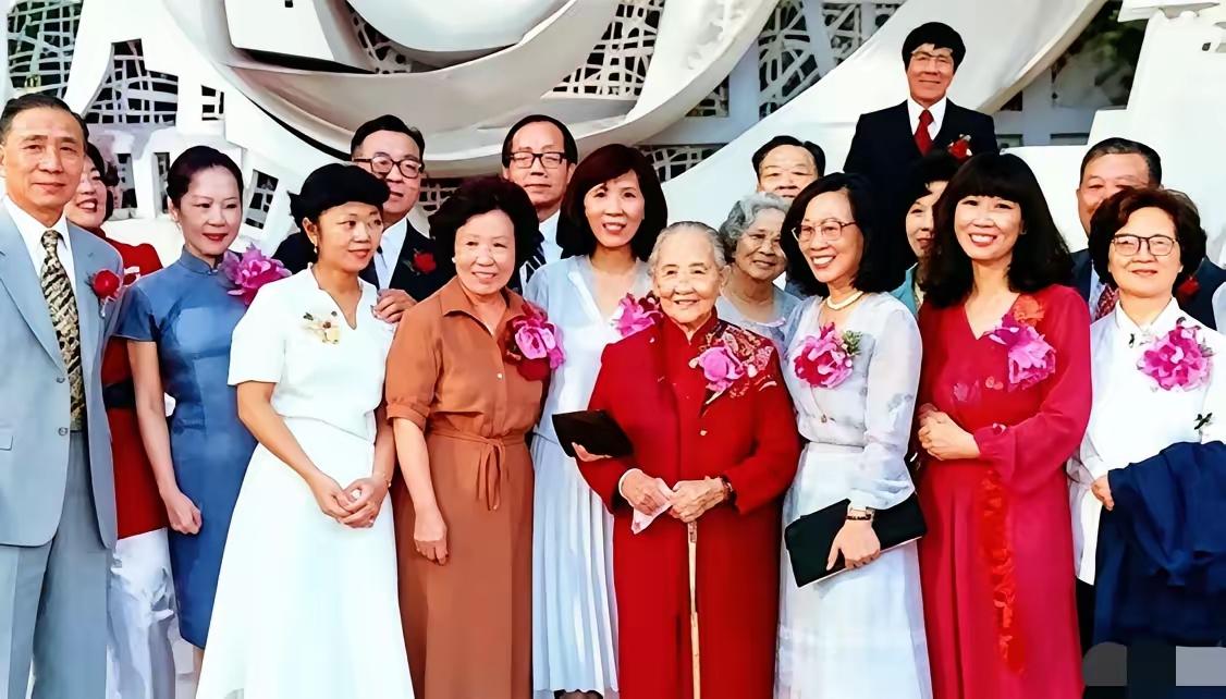 她19岁嫁人，守寡54年，活到了106岁，独自把13个儿女供成博士，一个儿子闻名