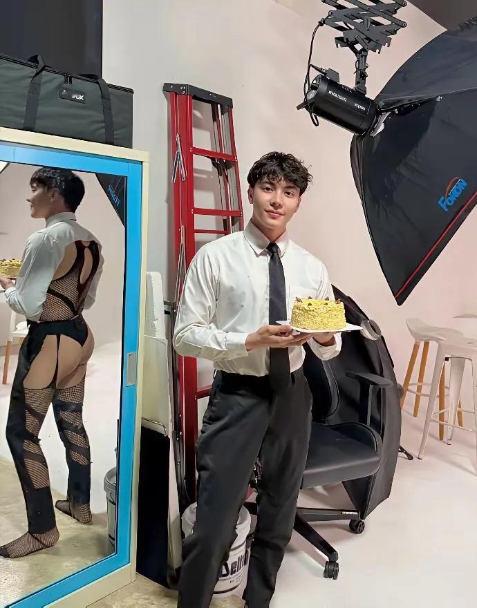 男模女装连轴转，
西服蕾丝不用换。