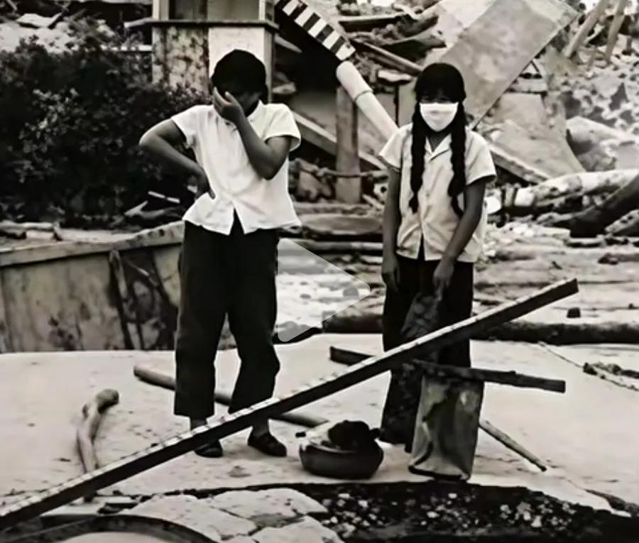 在1976年那场突如其来的唐山地震中，整个城市瞬间被灾难的阴影所笼罩。废墟瓦砾堆