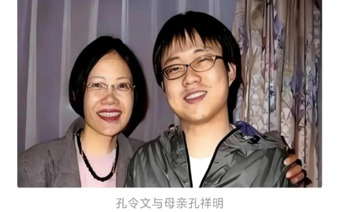 1980年，北京一场婚礼，像在拍电影。
新娘身上的绸缎，在阳光下泛着柔和的光泽。