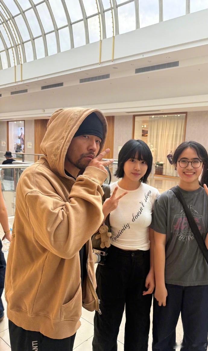 昆凌成周杰伦的防伪标识澳大利亚偶遇周杰伦昆凌 网友分享在墨尔本Chadstone