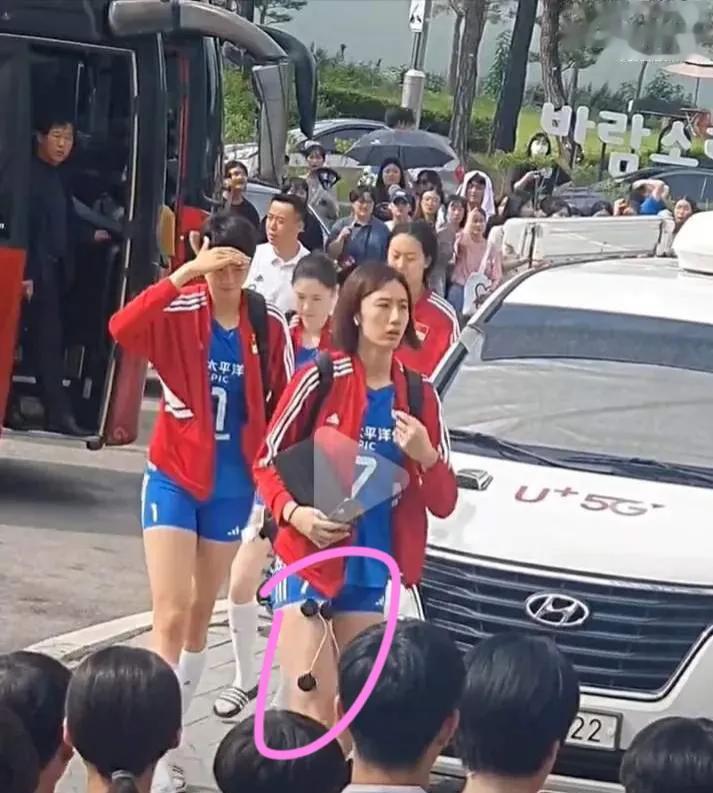 麻烦了！王媛媛抵达美国备战，膝盖伤病细节曝光，触目惊心，球迷担忧，蔡斌怕啥来啥。