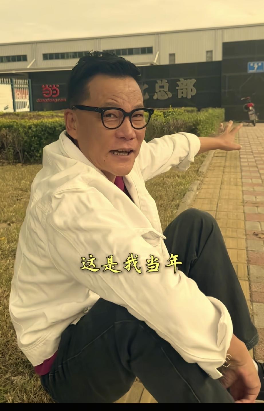 这是李国庆与俞渝离婚后，第二次坐在当当网总部的大门外了！现在严重怀疑李国庆是想偶