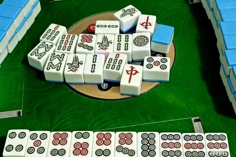 麻将馆开了十年，我从不主动凑局。
 
牌搭子不对，你看吧，半小时不到，摔牌的，甩