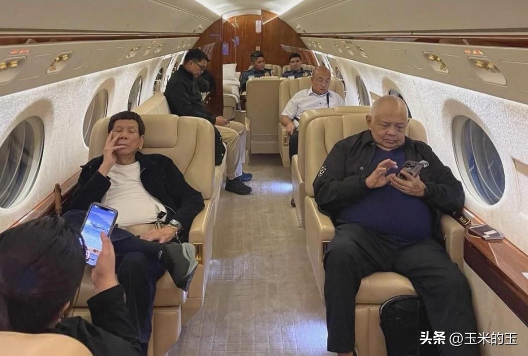 菲律宾副总统莎拉.杜特尔特周三坚称，她的父亲罗德里戈·杜特尔特一年前被小马科斯政