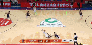 王哲林手上真有活！今日广州主场迎战上海，半场还剩约1分钟时，三分线外王哲林接到队