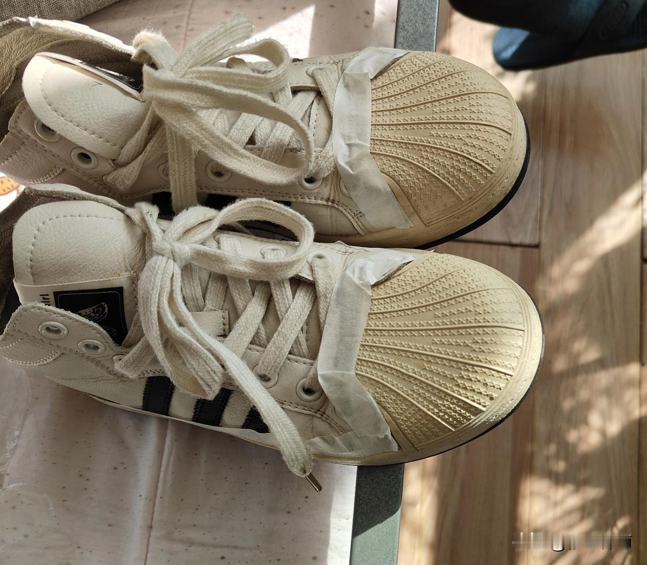 会“变魔术”的他
我有一双白色蛋糕胶底鞋，专配裙子穿，春秋总要拿出来穿几回。今年