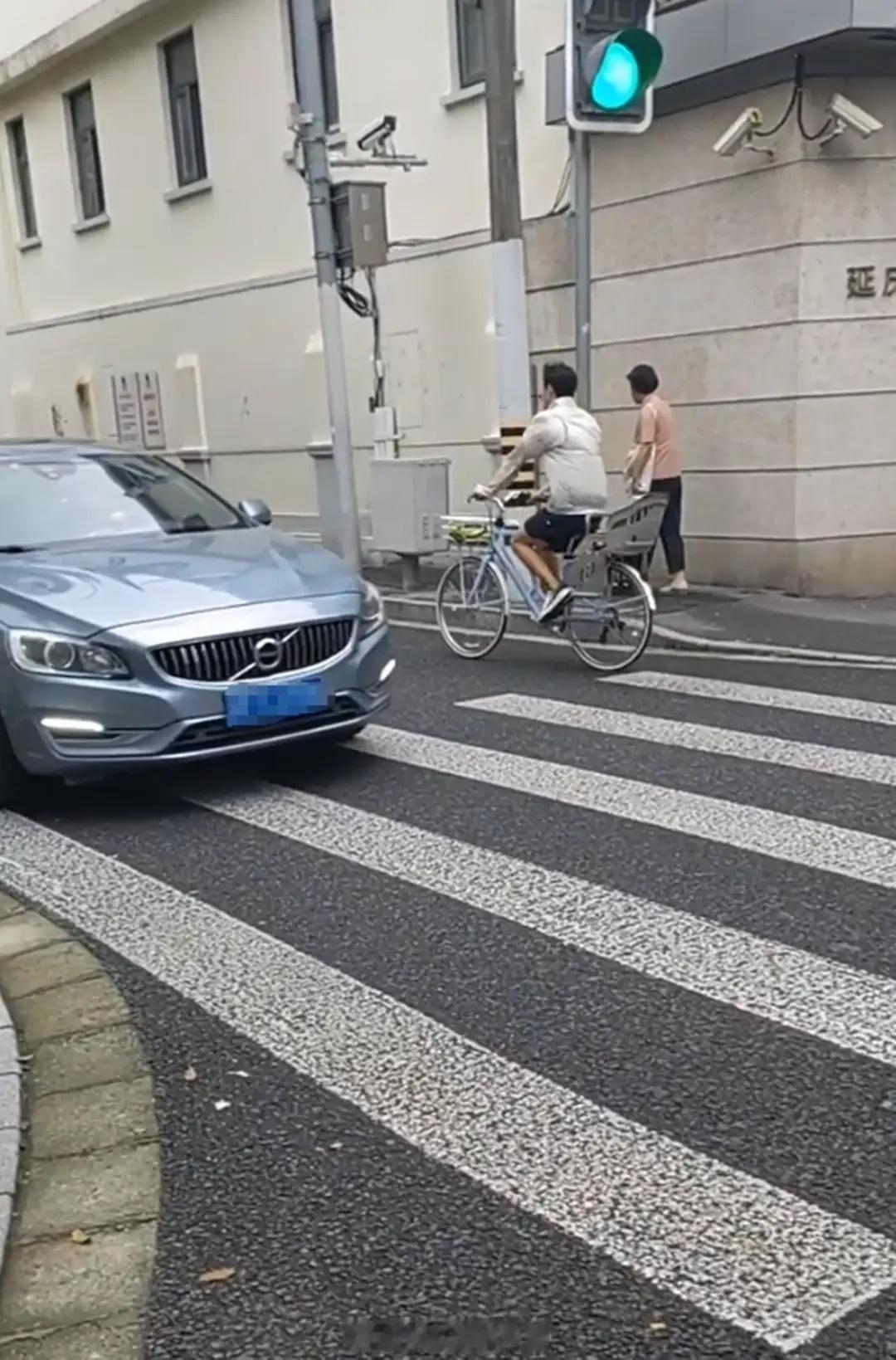 48岁王阳骑自行车送女儿上学，打扮清爽像男大，车篮里还放着蔬菜！ ​​​