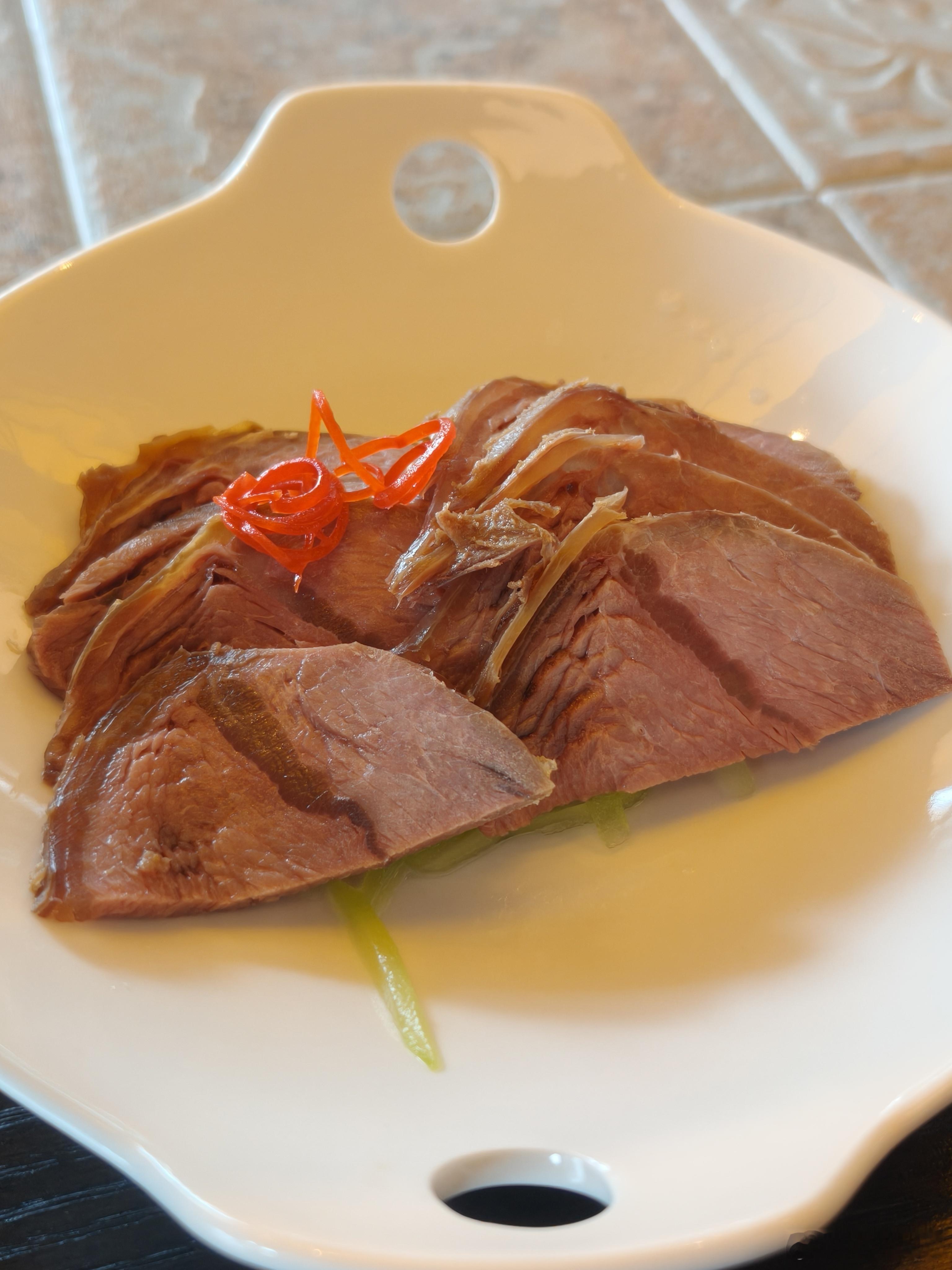 一份腱子肉、凉拌青瓜、粿条粉简简单单，美好的一天又开始了！ 