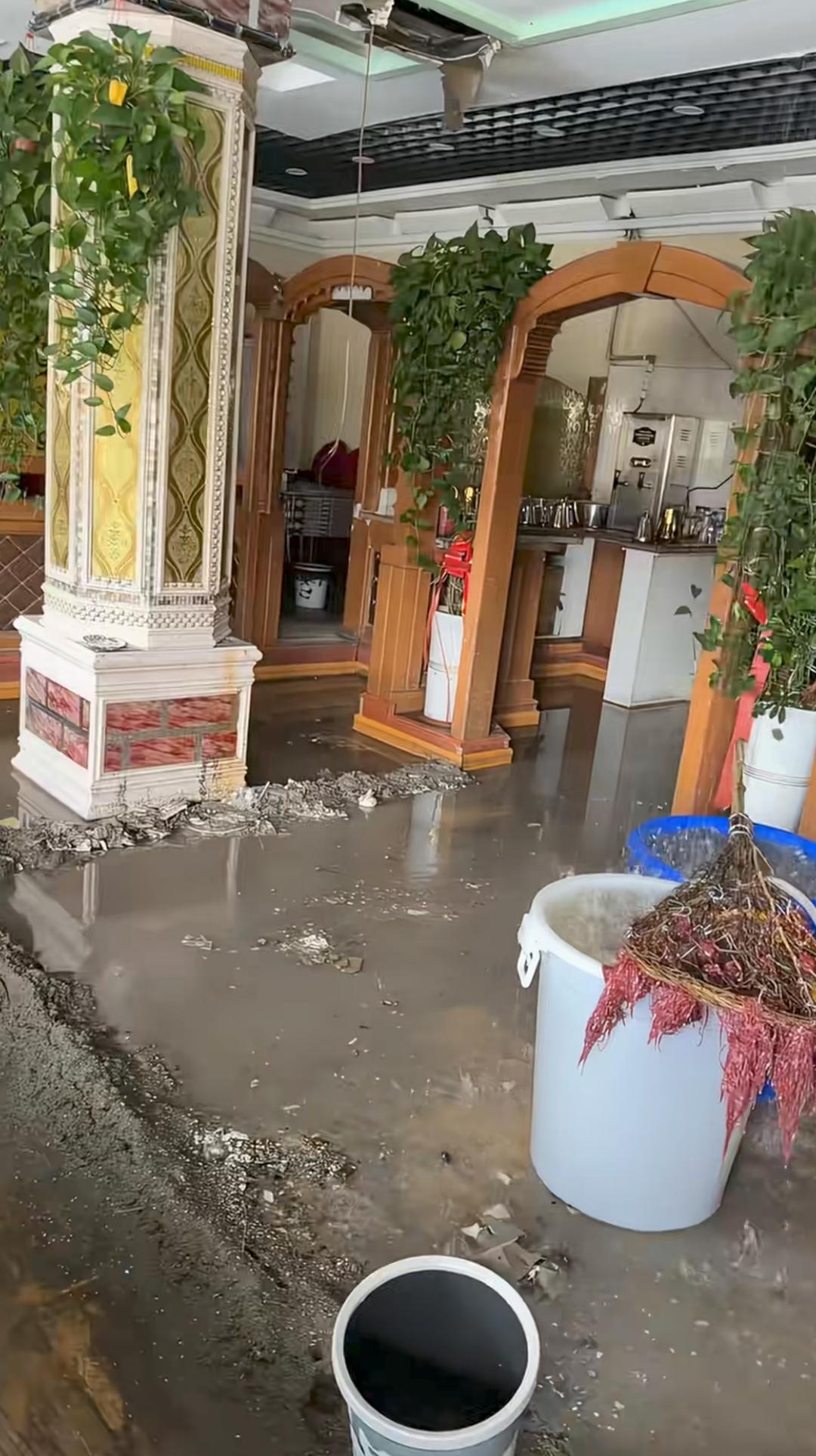 以前看旅游视频，知道新疆人的房子很大很漂亮，万万没想到，在屋顶防水方面存在这样大