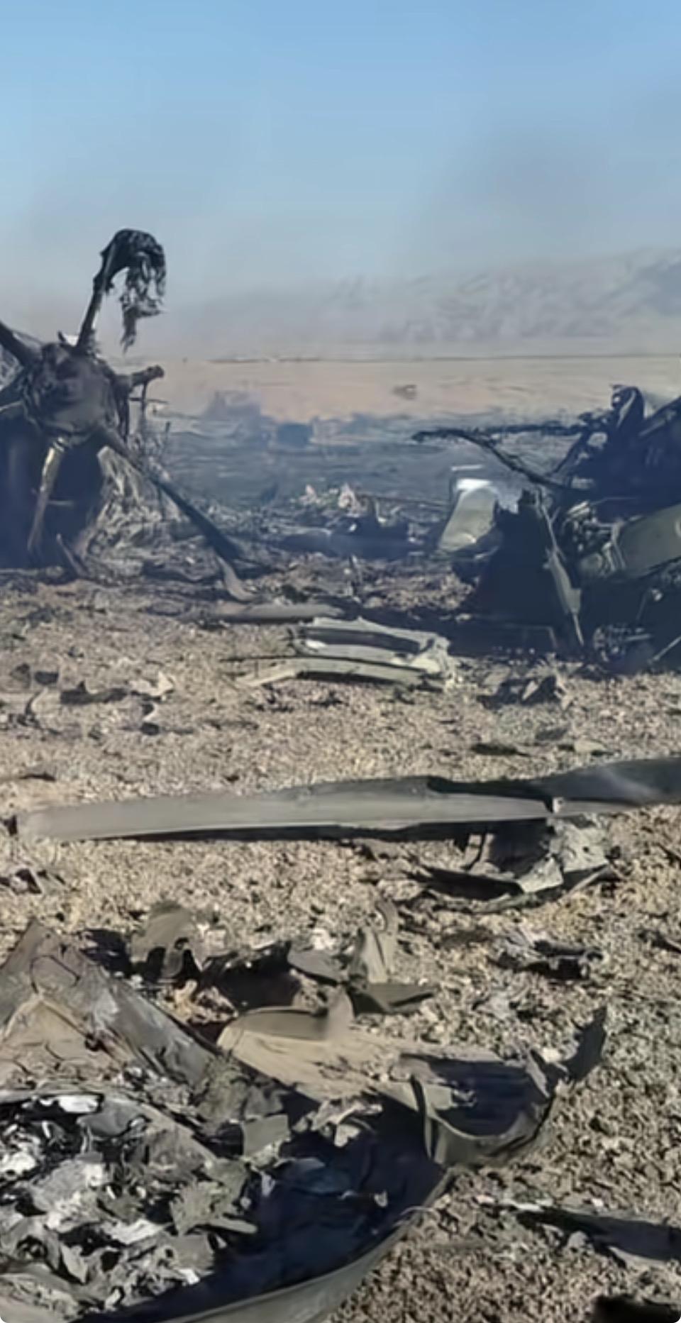 废墟中的残骸 一片狼藉的战场，破碎的机械残骸，令人心碎的场景。