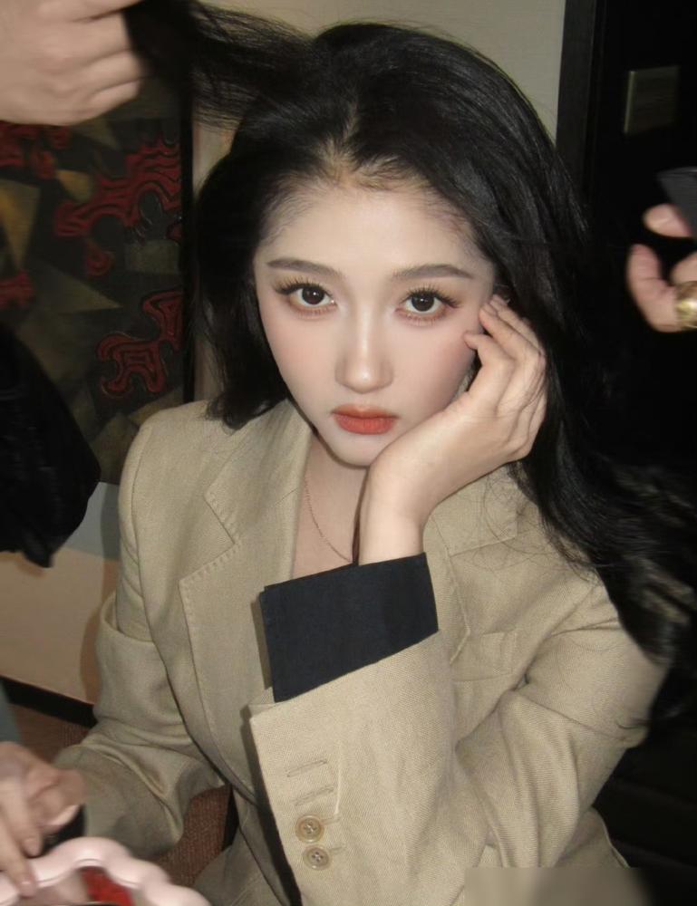 关晓彤拽姐妆爆了，我把全网翻了个底朝天，就想找到一张没P过的生图，结果你猜怎么着