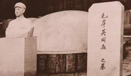 毛岸英下葬当日，彭德怀来到他的墓前，十分沉痛地说了两句话。
 
1950年10月