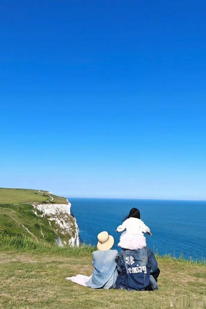 张若昀唐艺昕带娃网友偶遇张若昀唐艺昕带娃出去玩了，帅气的爸貌美的妈可爱的女儿幸福