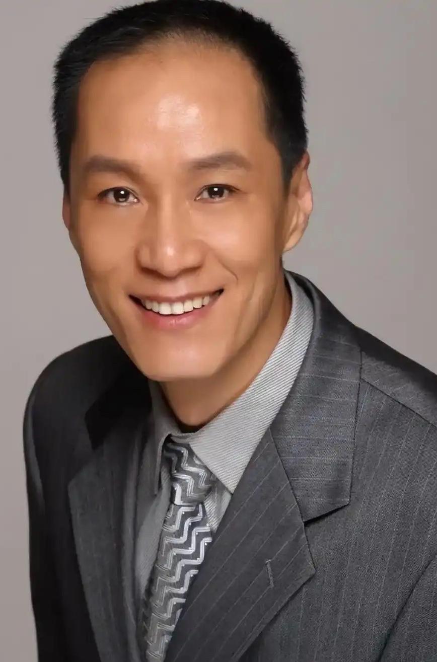 [中国赞]冯远征说：“我有一次在一个小区里面拍戏，正好休息，我就站在那个楼道门口