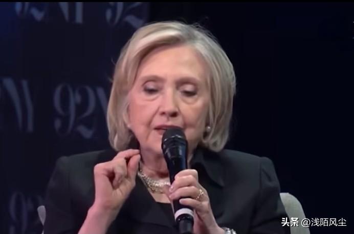 希拉里·克林顿批特朗普状态下滑，称其常在公开会议打瞌睡，并爆料他因通宵刷“真实社