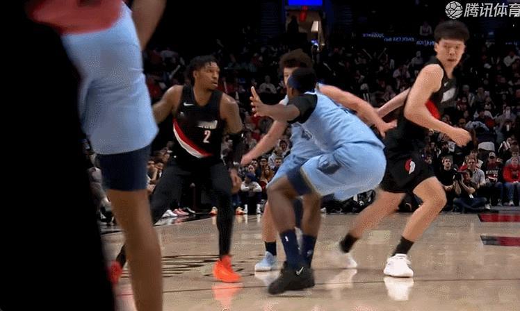 第一球被吹进攻犯规，第二球被吹防守犯规。。如果这么吹的话，还怎么打？？？灰熊vs