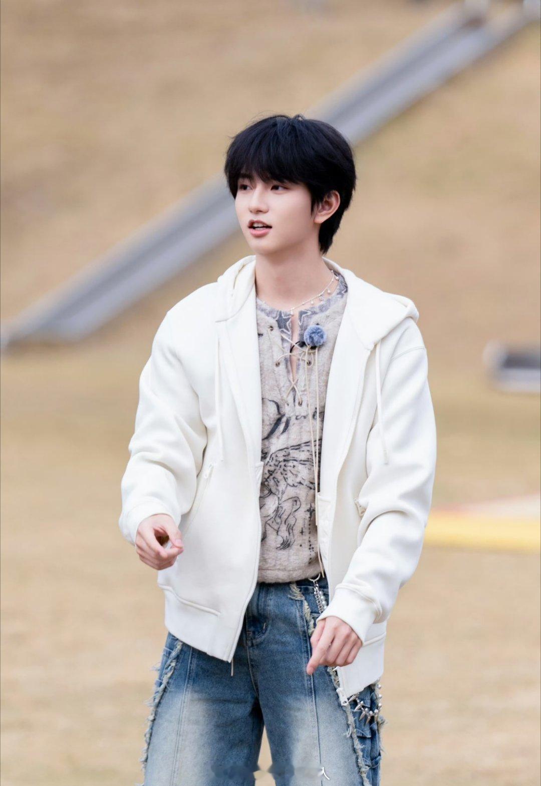 穆祉丞周五晚高疯vlog 穆祉丞更新《周五晚高疯》vlog～收官快乐🎉建模脸➕