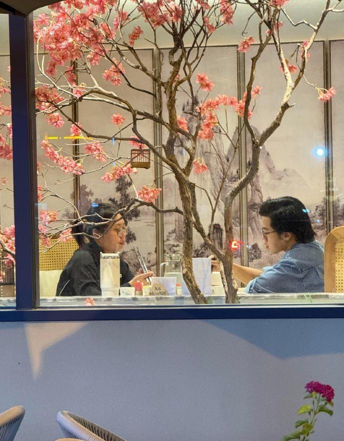 有网友偶遇李雪琴与男友王一通约会吃饭，两人全程有说有笑，感情稳定，老夫老妻既视感