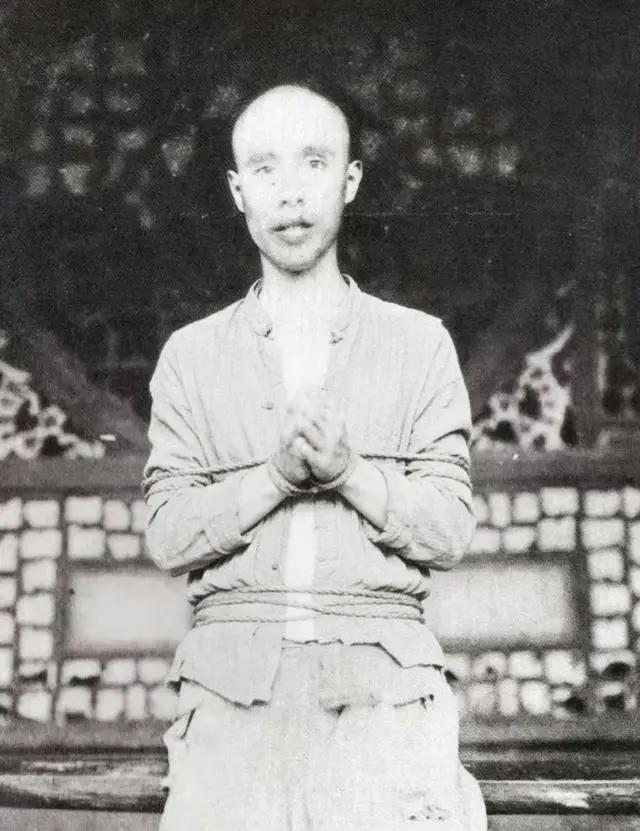 1907年，安徽巡抚恩铭把徐锡麟当亲儿子栽培，徐锡麟当着他的面开了七枪

190